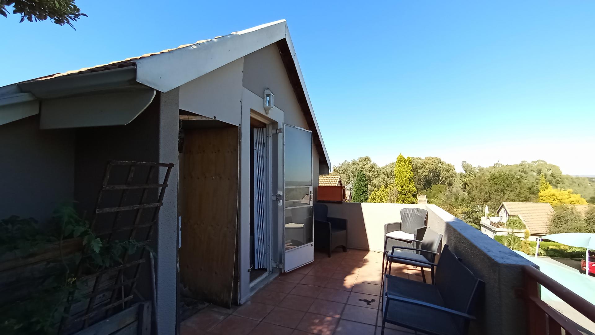 Balcony - 20 square meters of property in Douglasdale