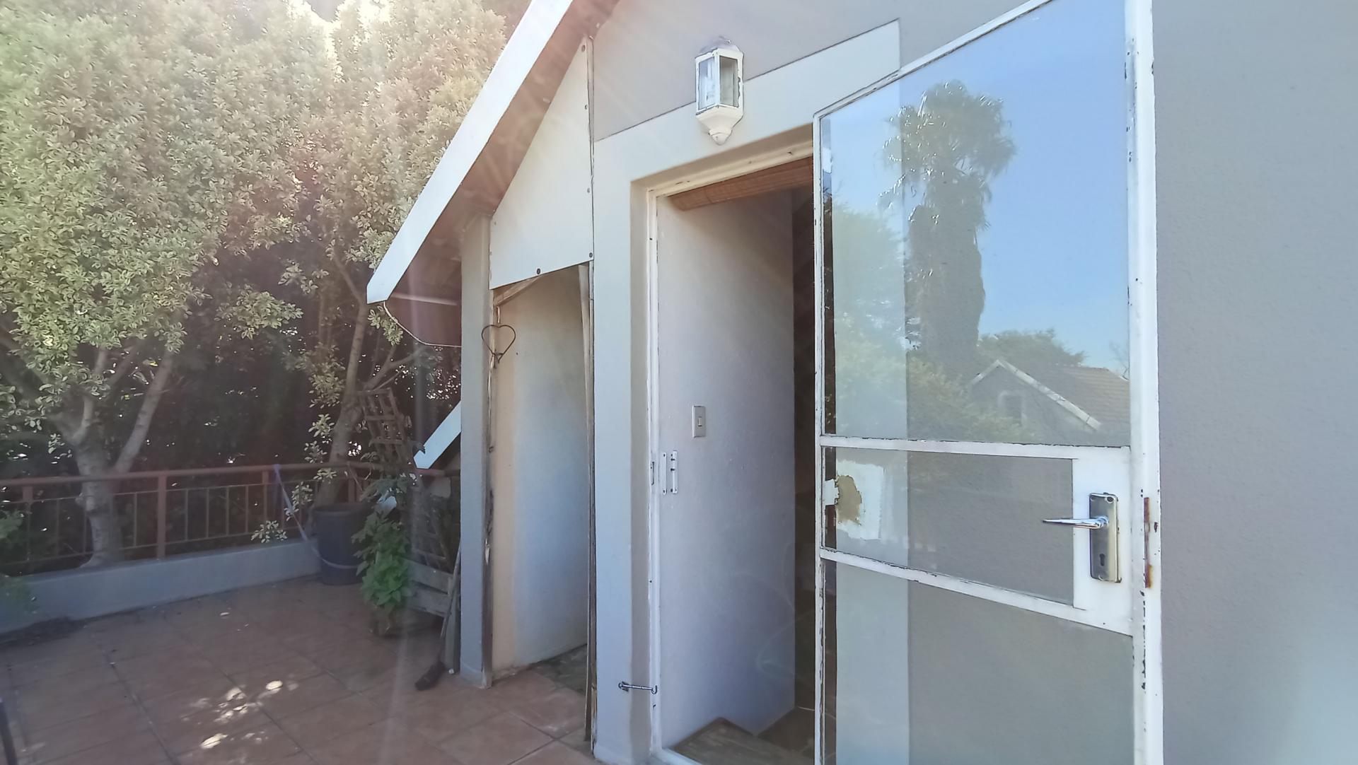 Balcony - 20 square meters of property in Douglasdale
