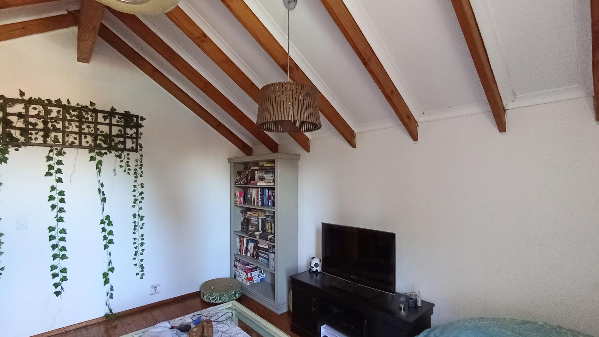 Lounges - 17 square meters of property in Douglasdale