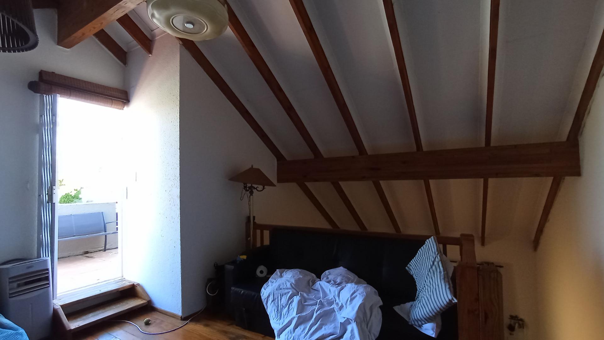 Lounges - 17 square meters of property in Douglasdale