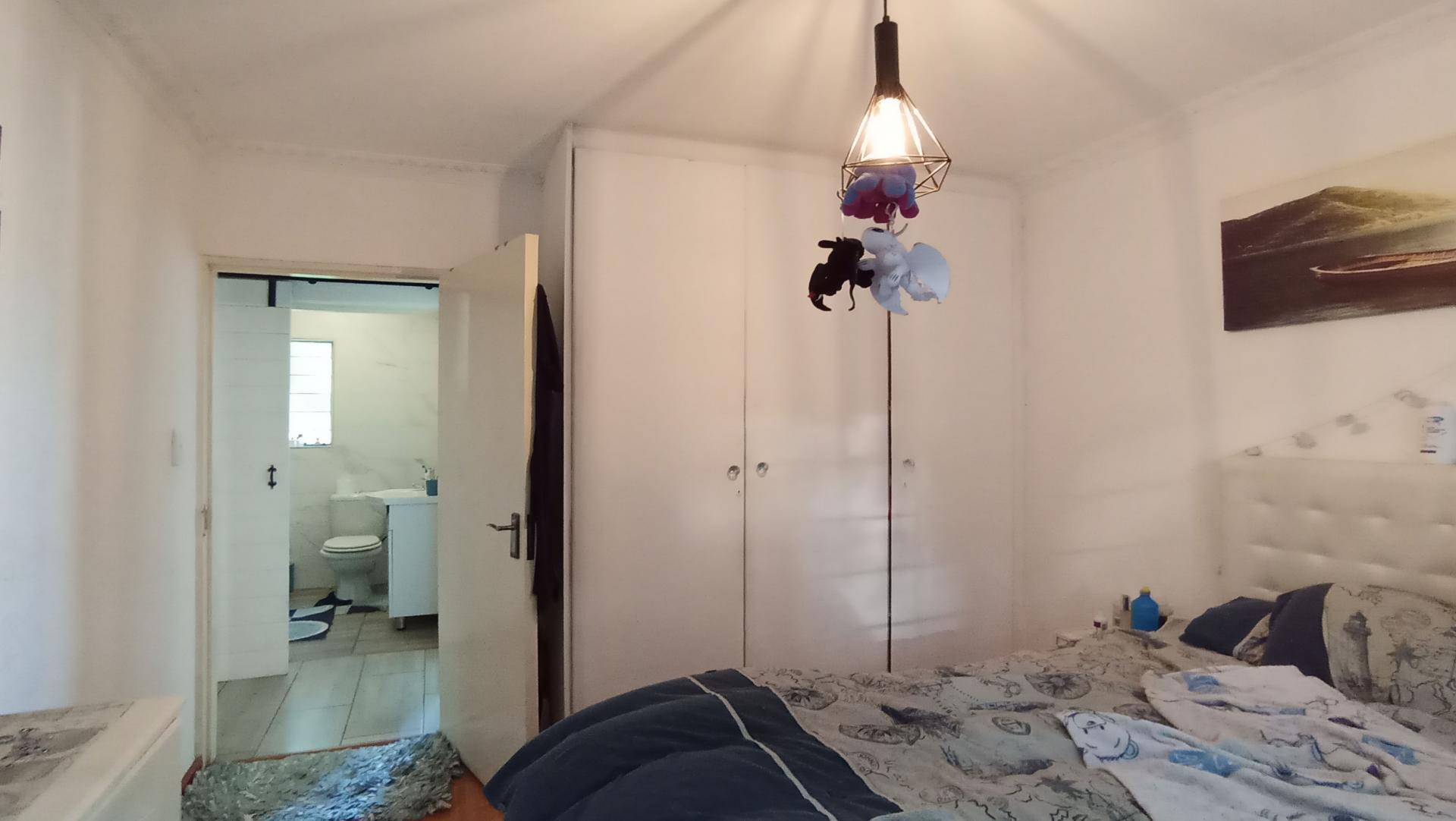 Bed Room 1 - 13 square meters of property in Douglasdale