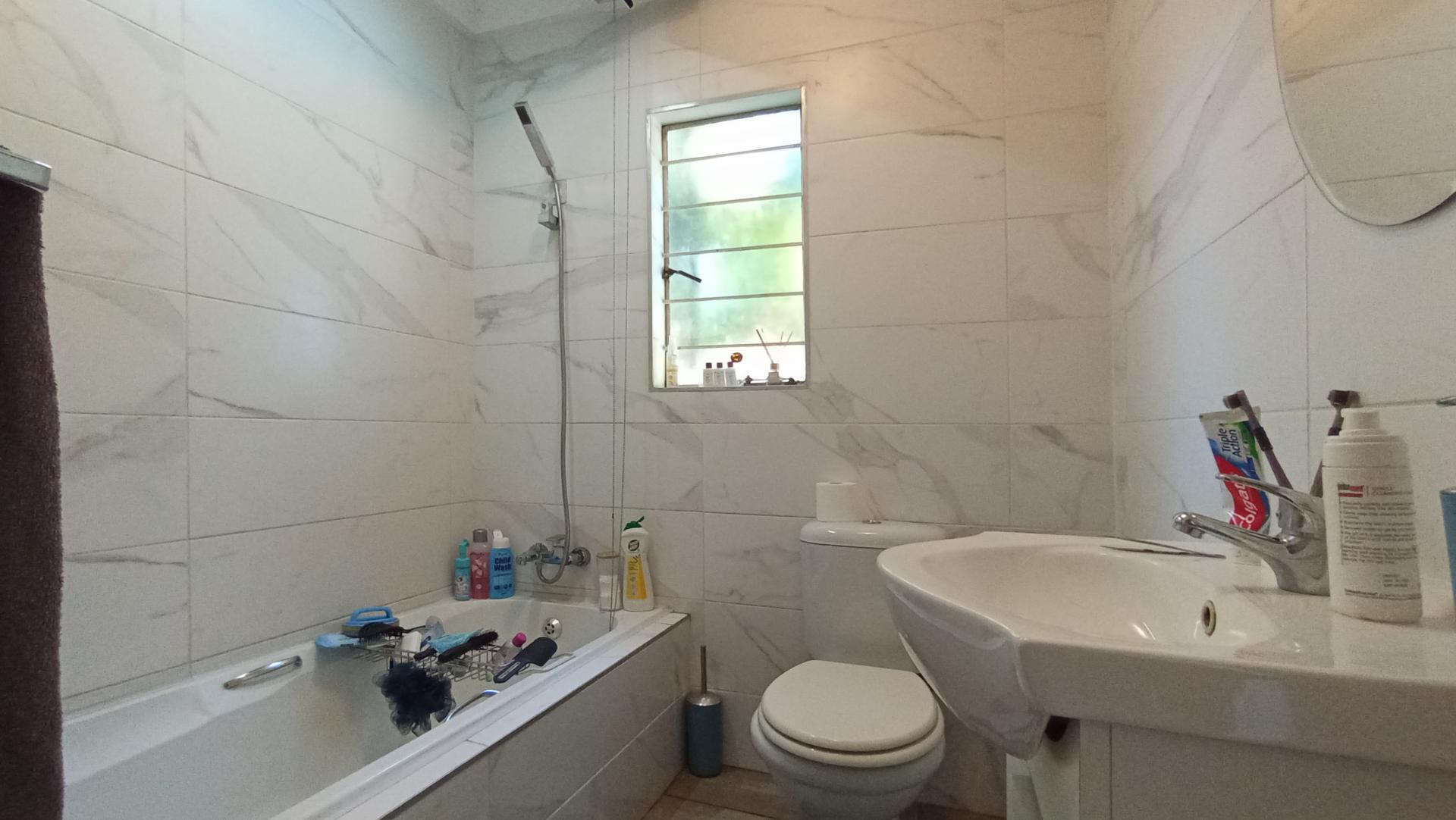 Bathroom 1 - 4 square meters of property in Douglasdale