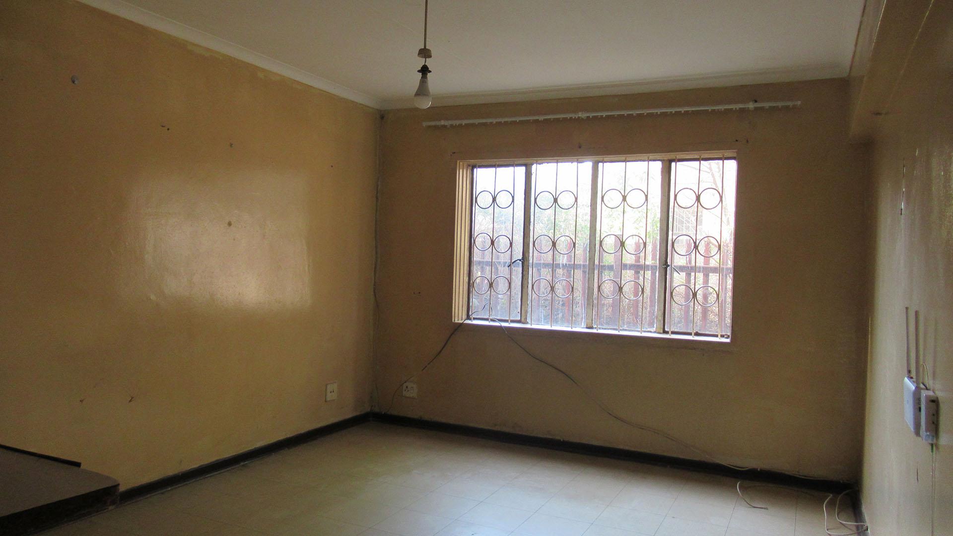 Lounges - 18 square meters of property in Vanderbijlpark