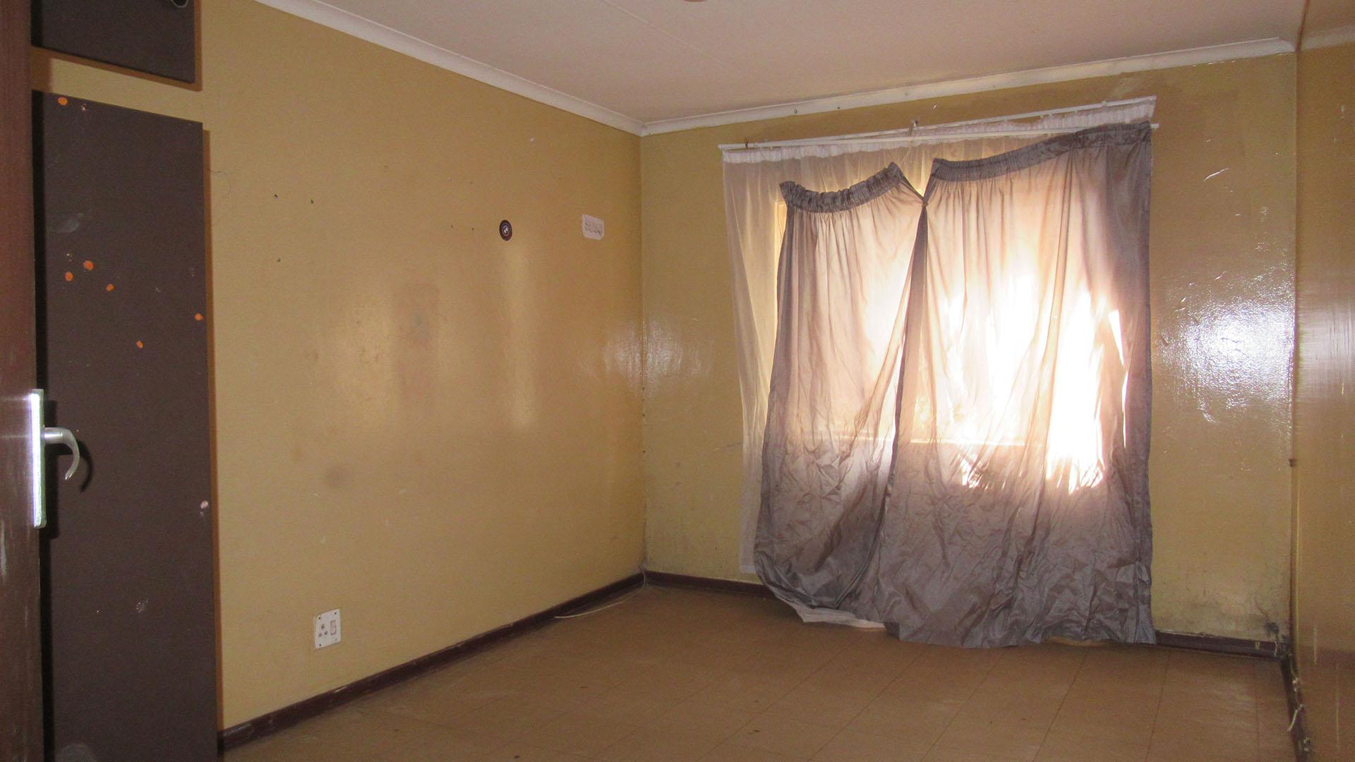 Bed Room 1 - 15 square meters of property in Vanderbijlpark