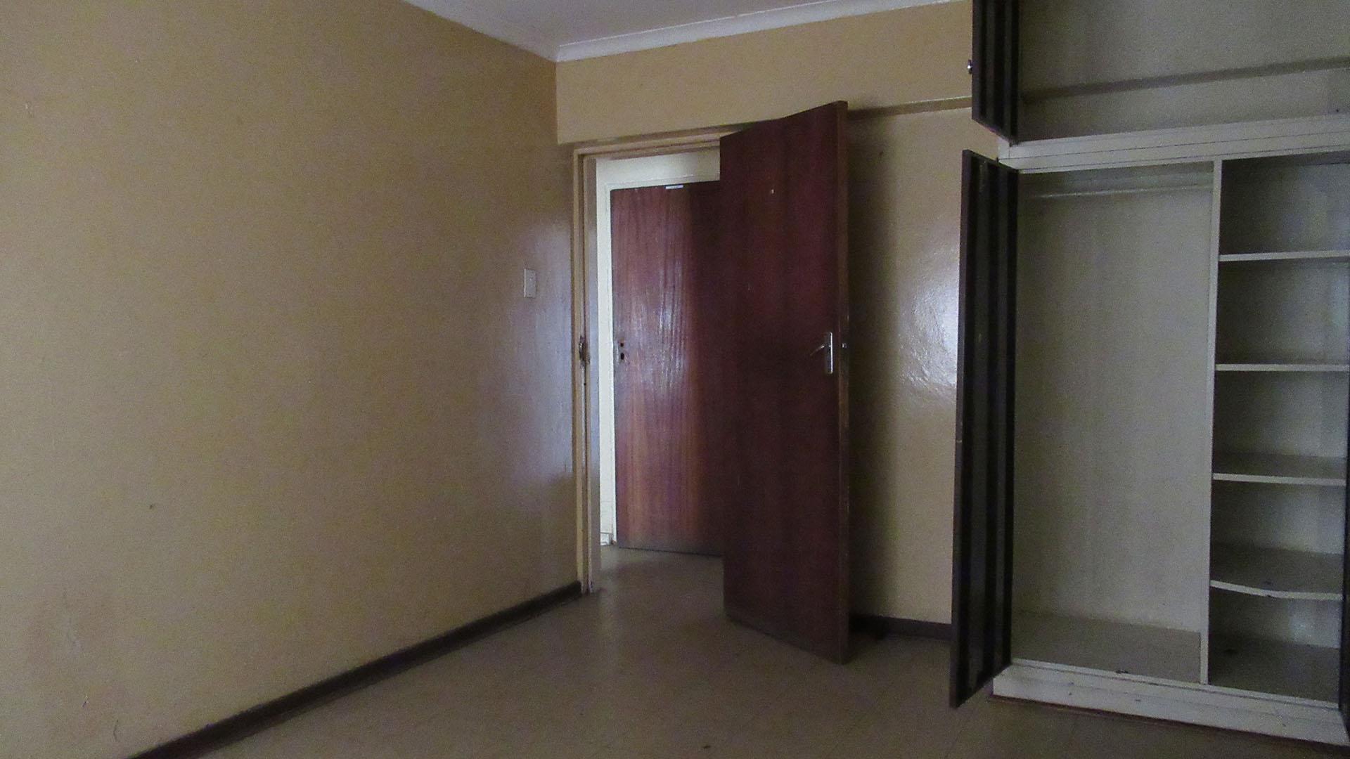 Bed Room 1 - 15 square meters of property in Vanderbijlpark
