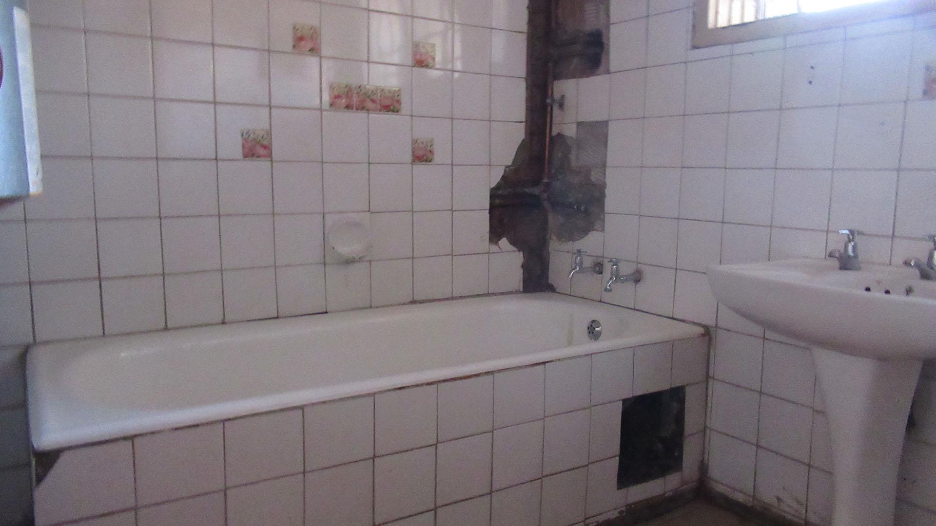 Bathroom 1 - 5 square meters of property in Vanderbijlpark