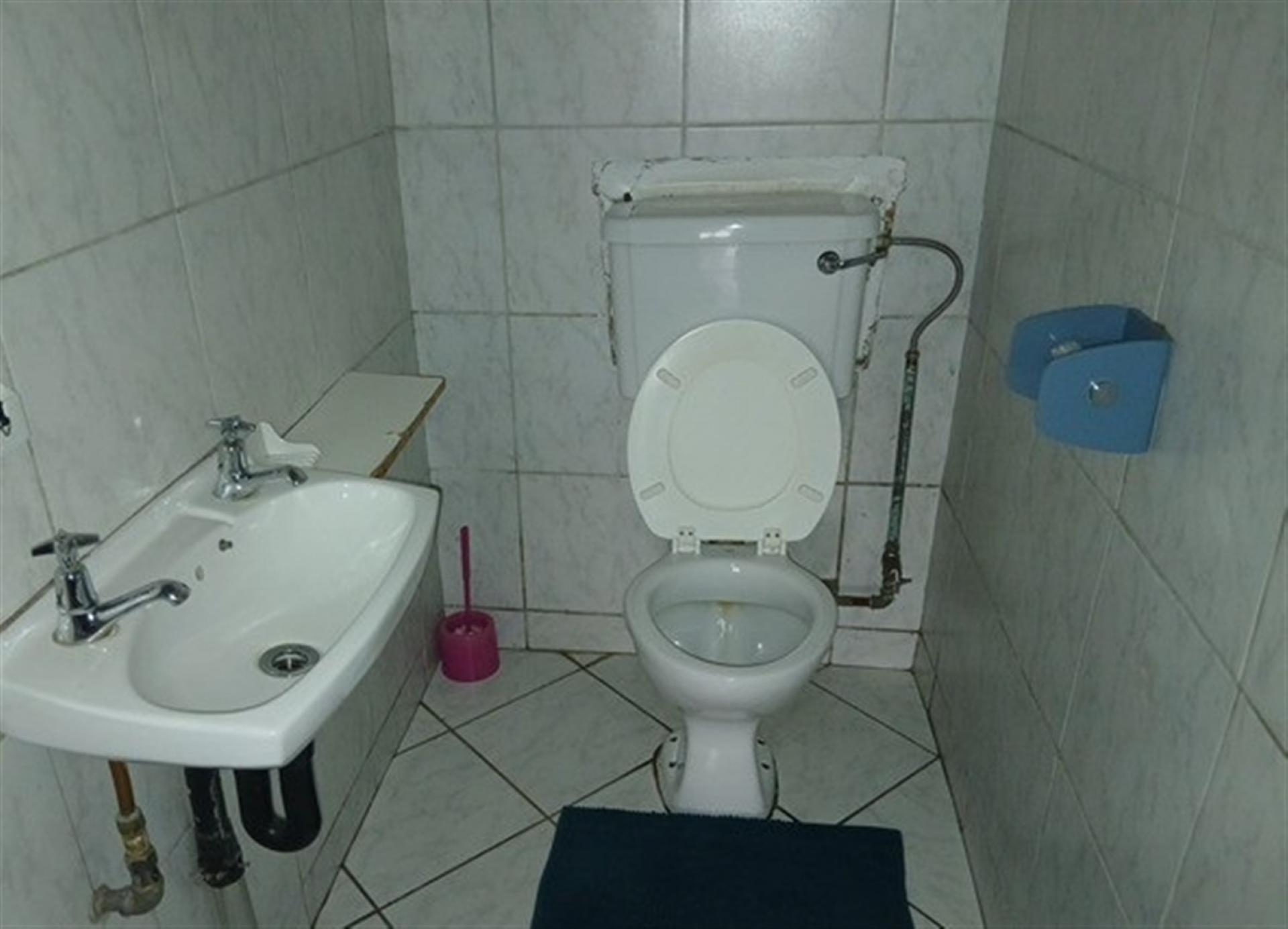Bathroom 2 of property in Rosettenville