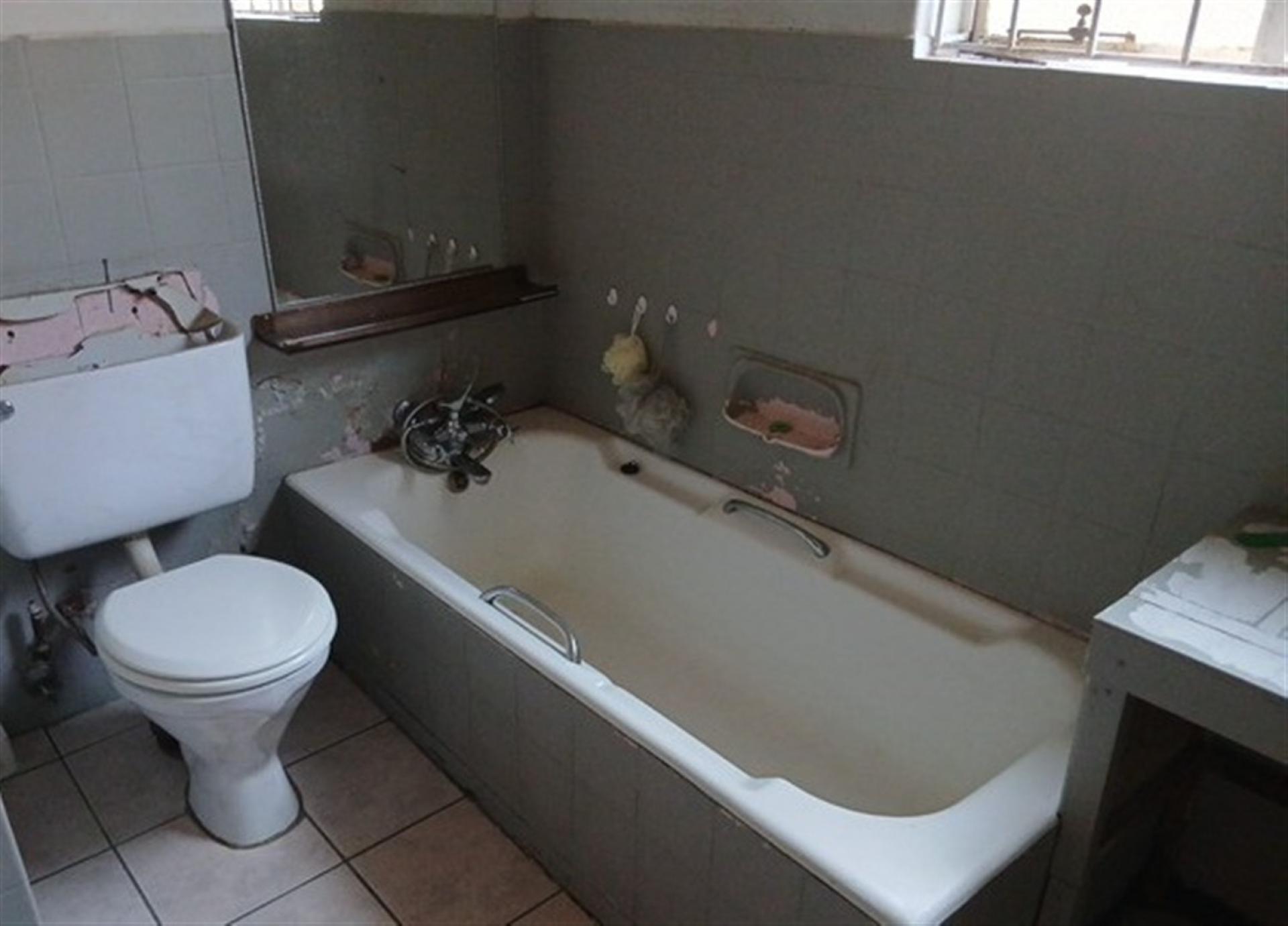 Bathroom 1 of property in Rosettenville