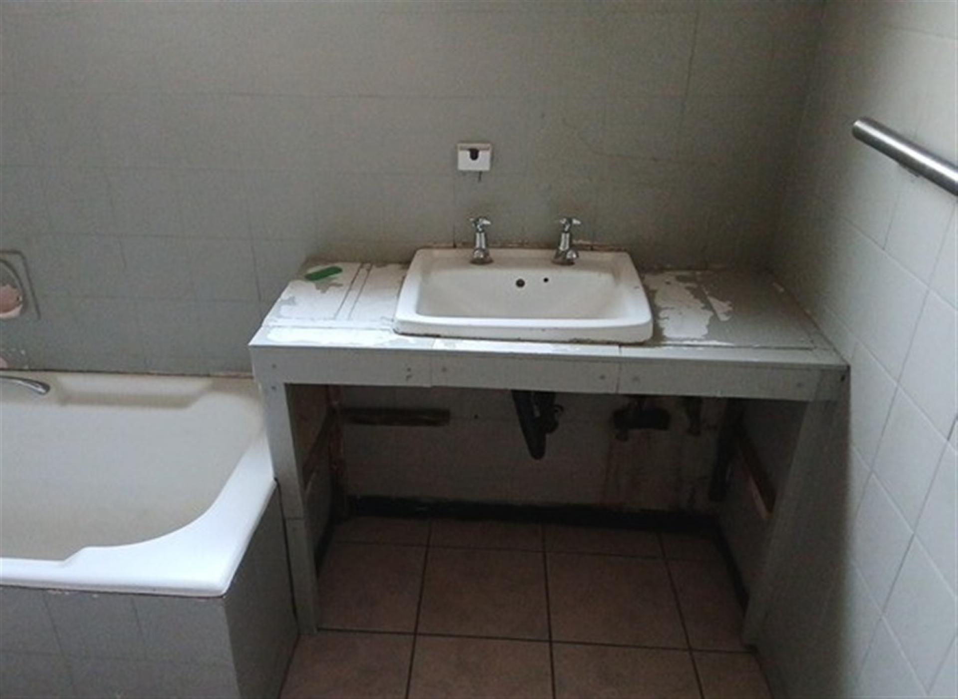 Bathroom 1 of property in Rosettenville