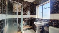 Main Bathroom - 5 square meters of property in Klopperpark