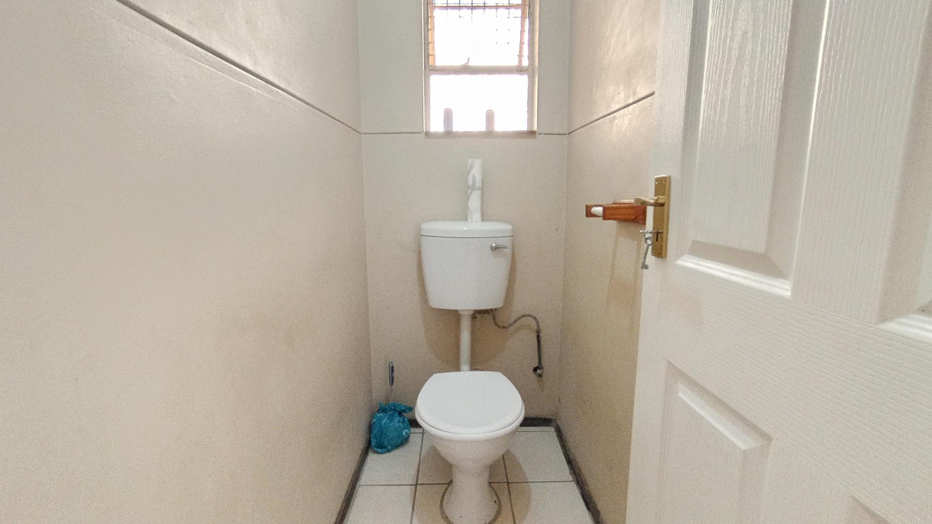 Bathroom 1 - 6 square meters of property in Bulwer (Dbn)