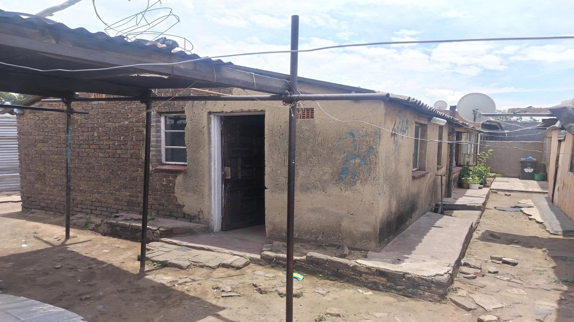 Front View of property in Meadowlands