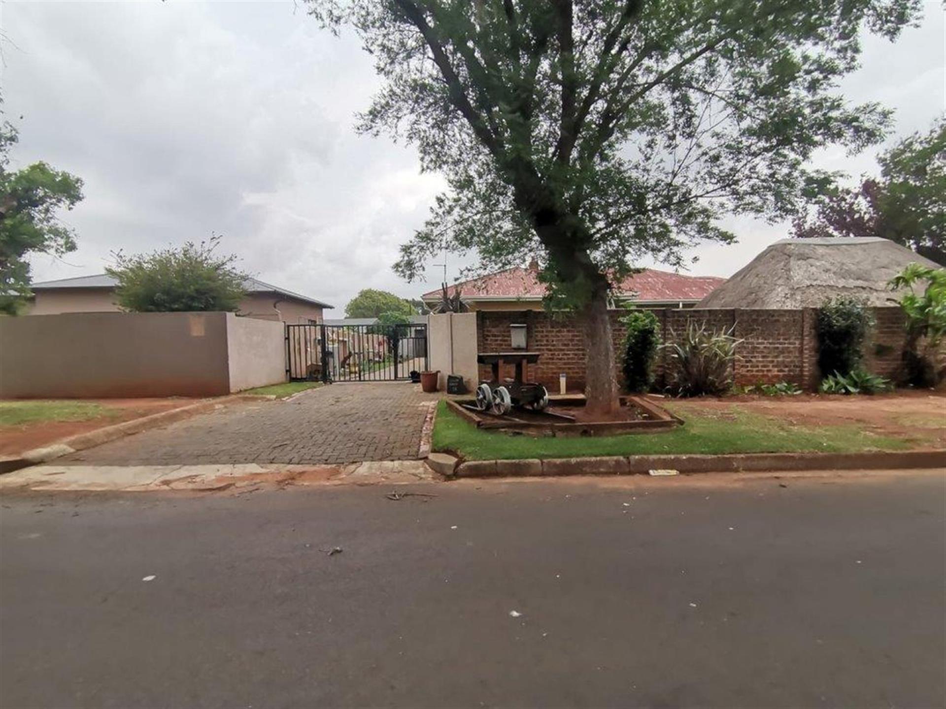Front View of property in Brenthurst
