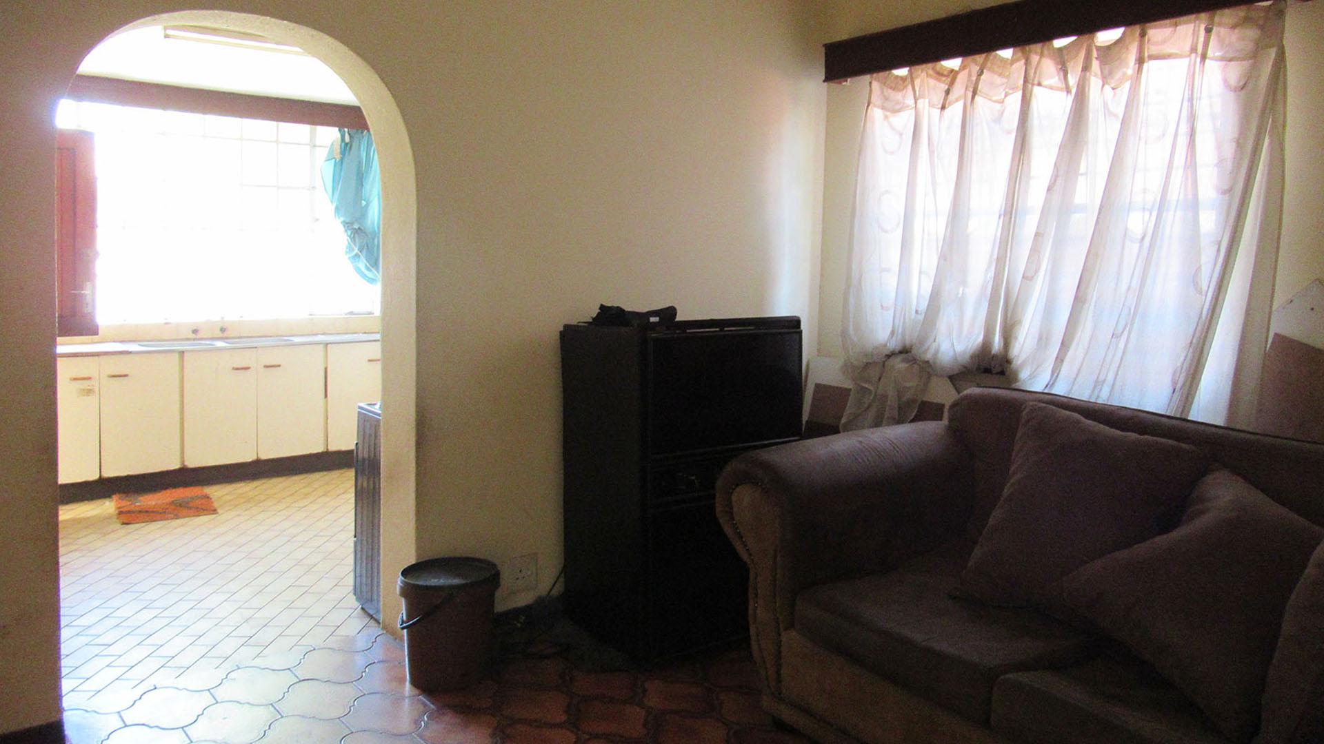 Lounges - 17 square meters of property in Regents Park