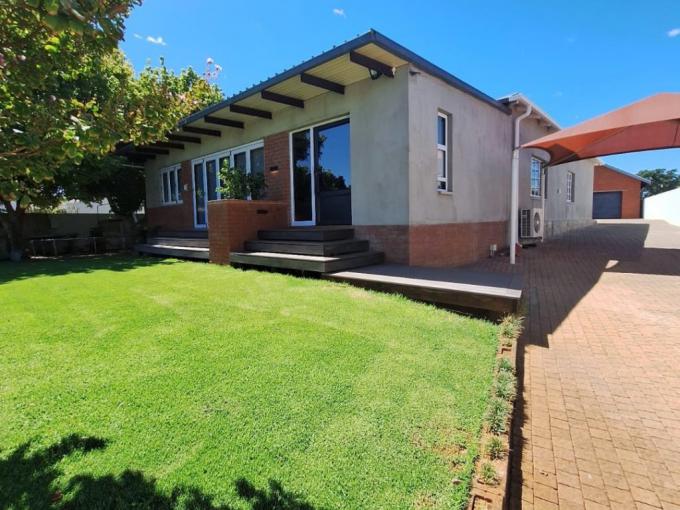 3 Bedroom House for Sale For Sale in Kuruman - MR618958