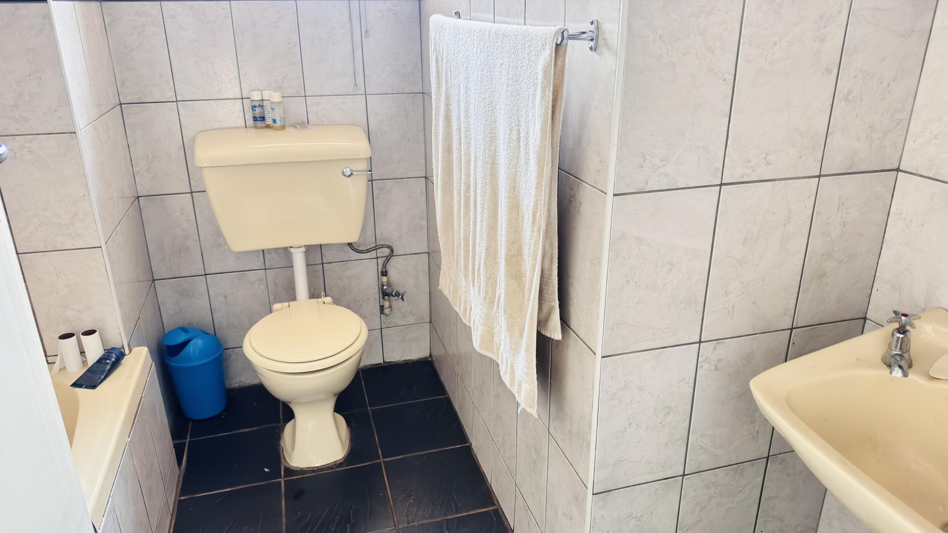 Bathroom 1 - 5 square meters of property in Mayberry Park