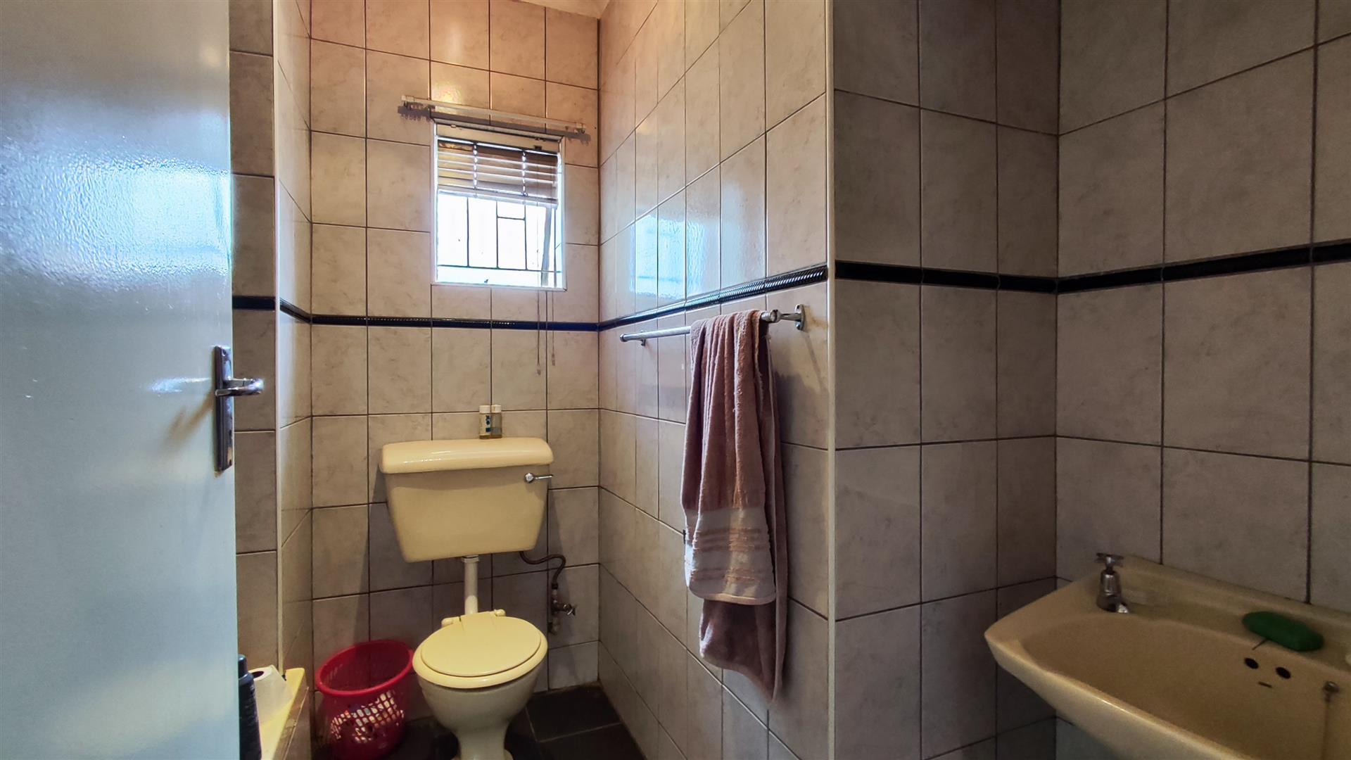 Bathroom 1 - 5 square meters of property in Mayberry Park
