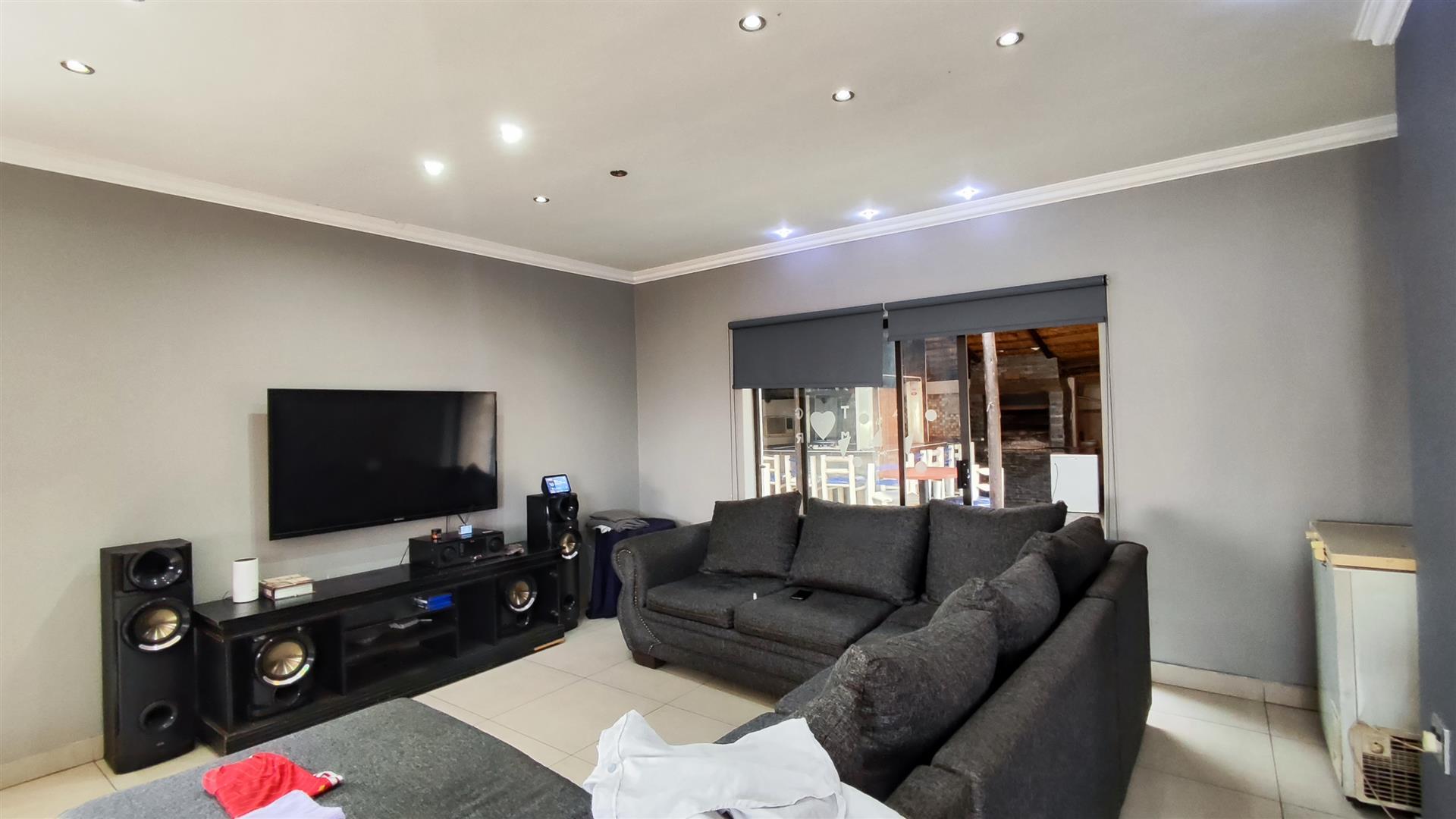 Lounges - 22 square meters of property in Mayberry Park