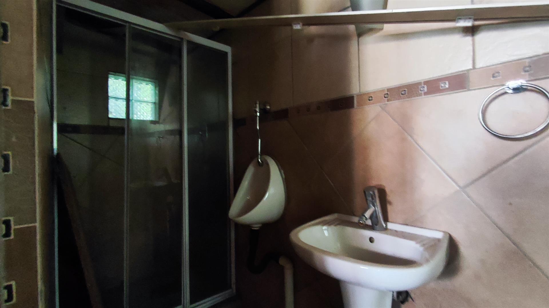 Bathroom 2 - 5 square meters of property in Mayberry Park