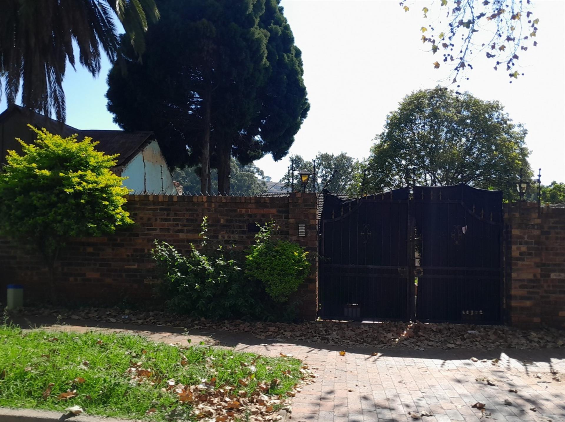 Front View of property in Bezuidenhout Valley