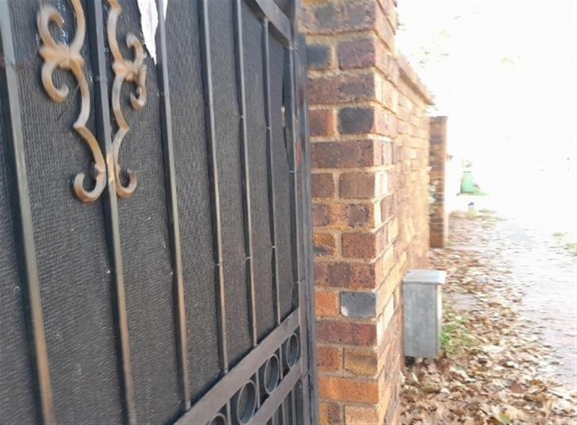 Front View of property in Bezuidenhout Valley