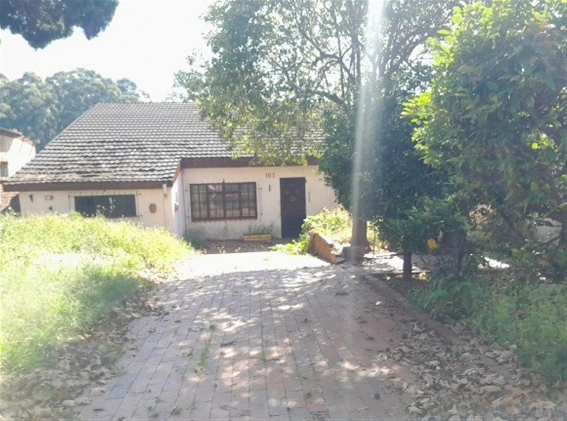 Front View of property in Bezuidenhout Valley