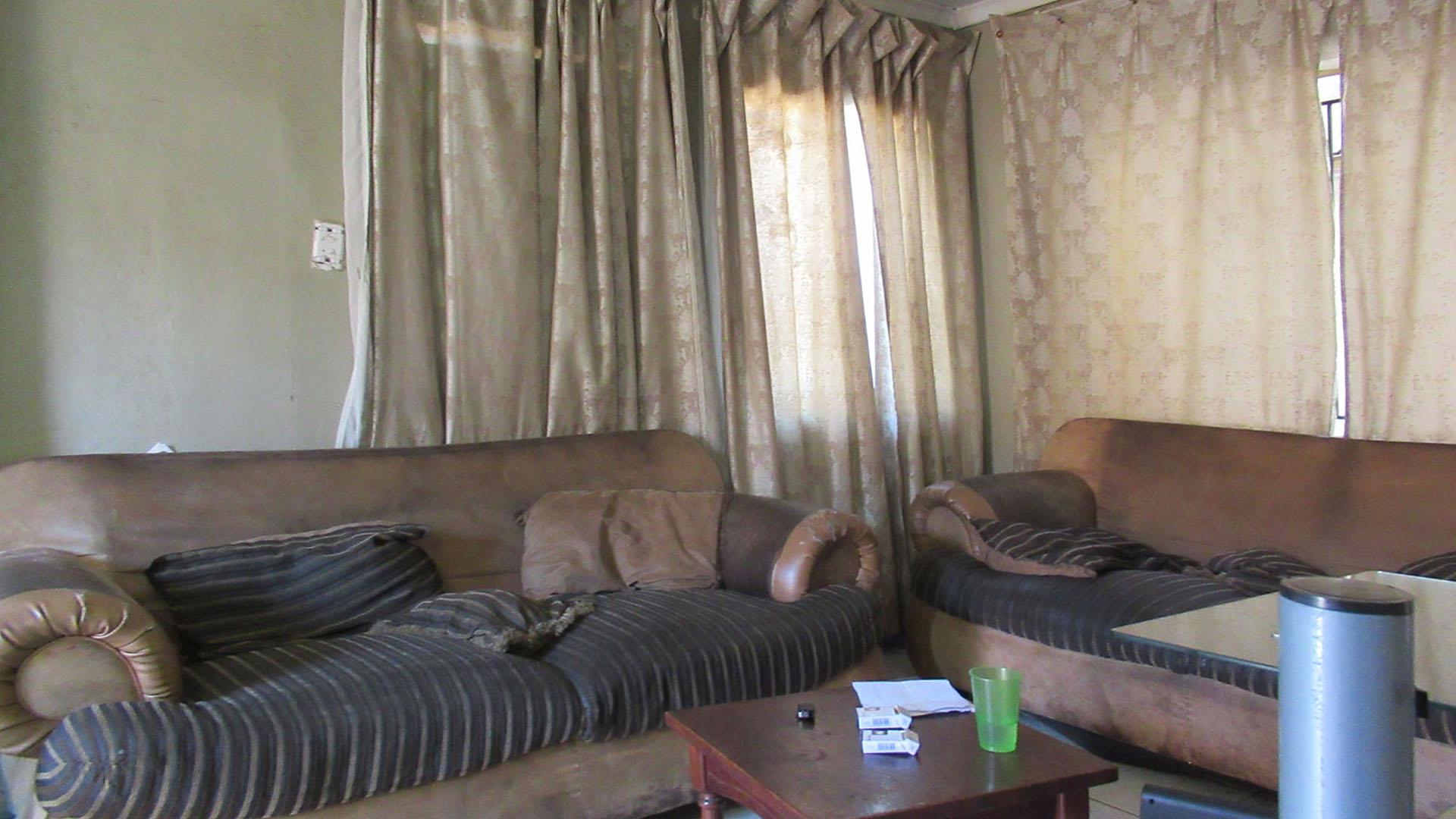 Lounges - 13 square meters of property in Ennerdale