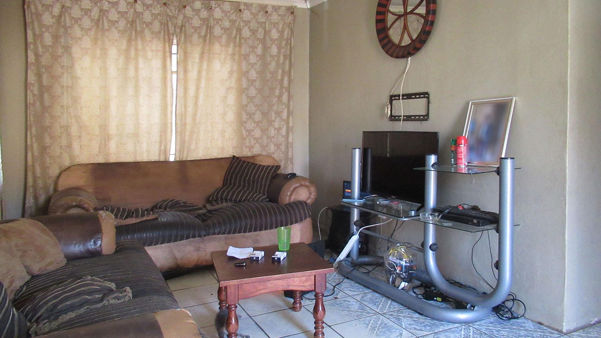 Lounges - 13 square meters of property in Ennerdale