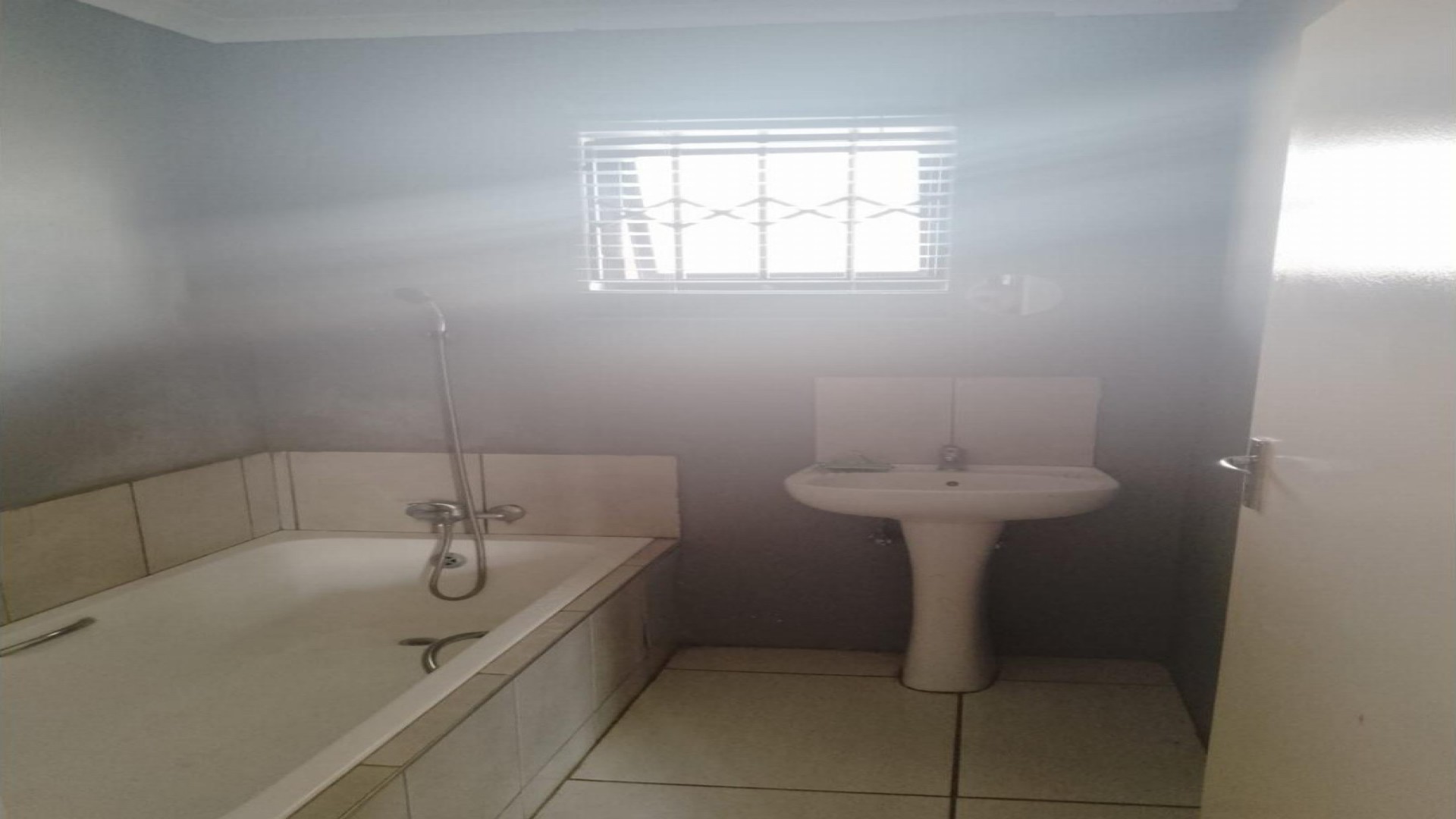 Bathroom 1 of property in Dersley