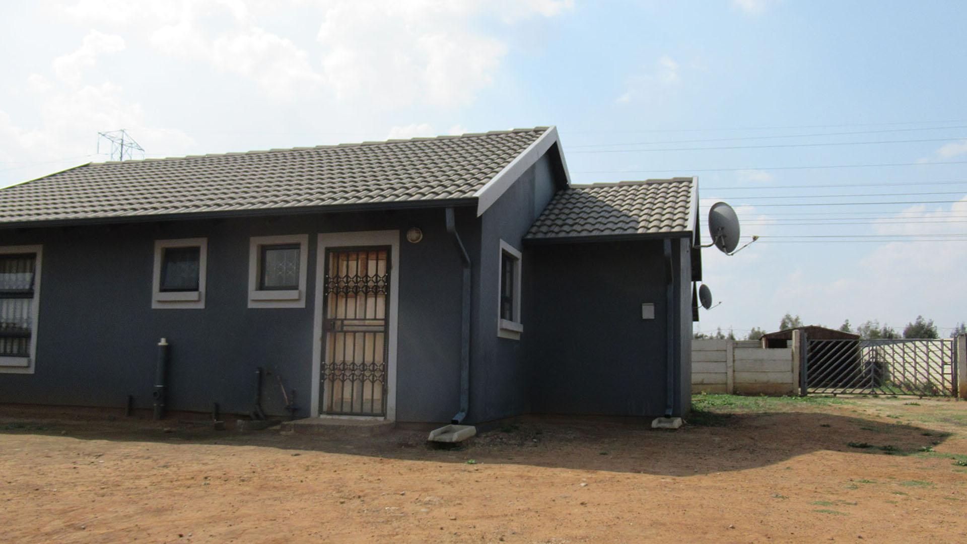 Front View of property in Dersley
