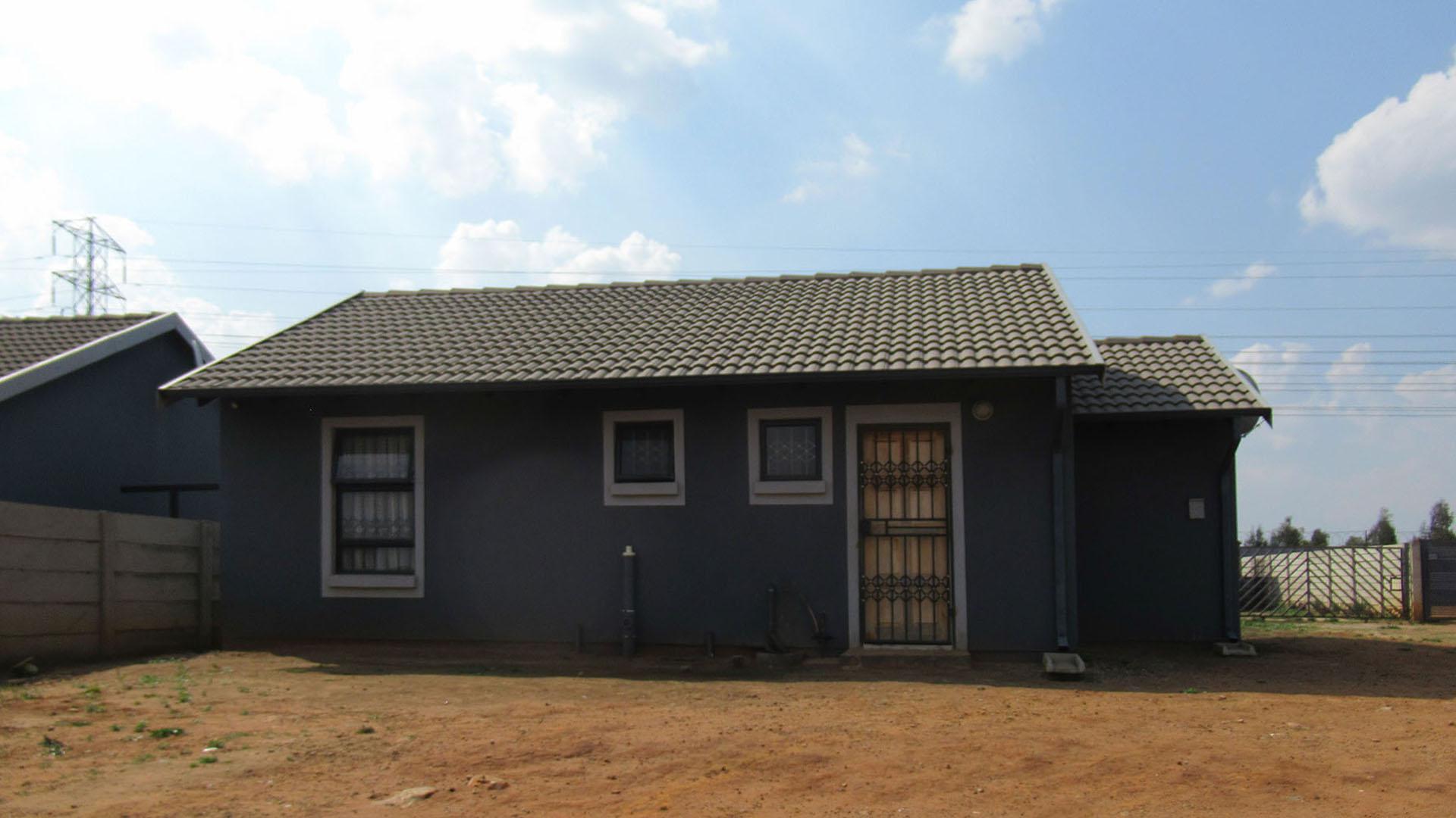 Front View of property in Dersley