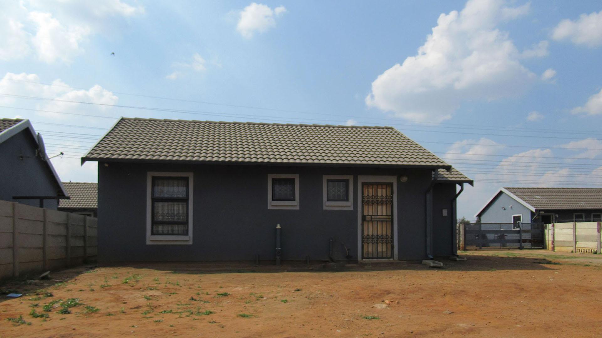 Front View of property in Dersley