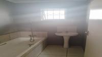 Bathroom 1 of property in Dersley