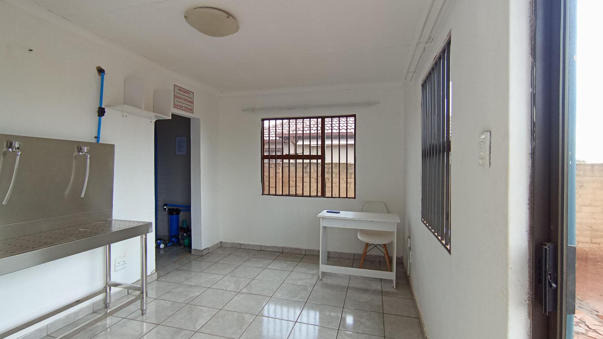 Lounges - 15 square meters of property in The Orchards