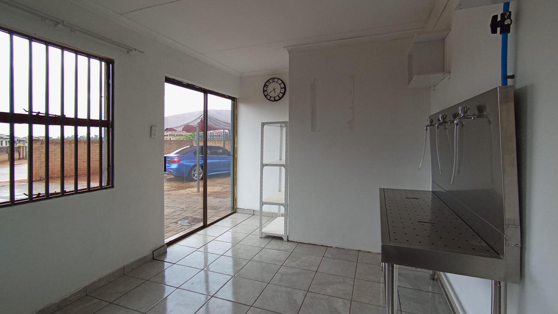 Lounges - 15 square meters of property in The Orchards