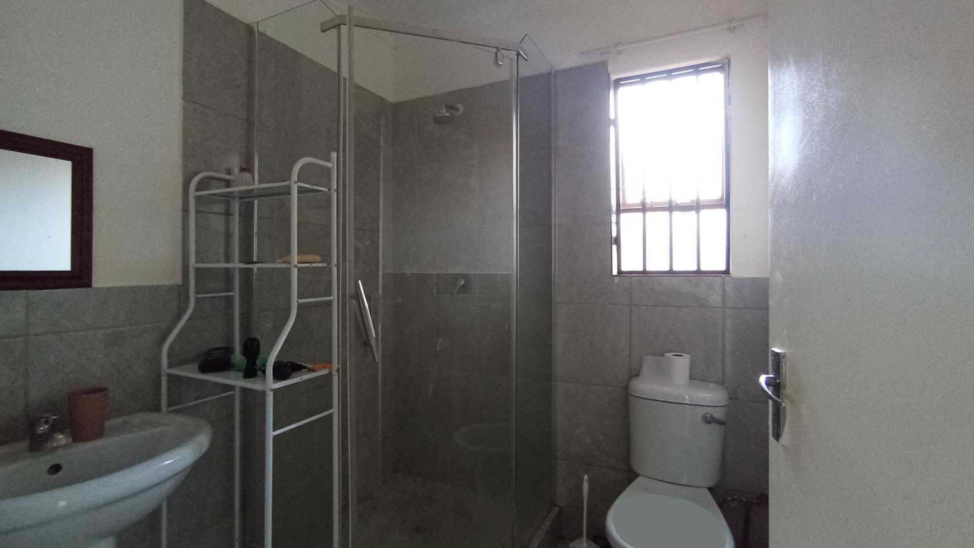 Bathroom 1 - 4 square meters of property in The Orchards