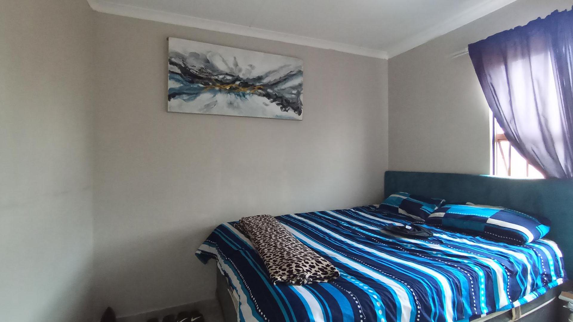 Bed Room 1 - 10 square meters of property in The Orchards