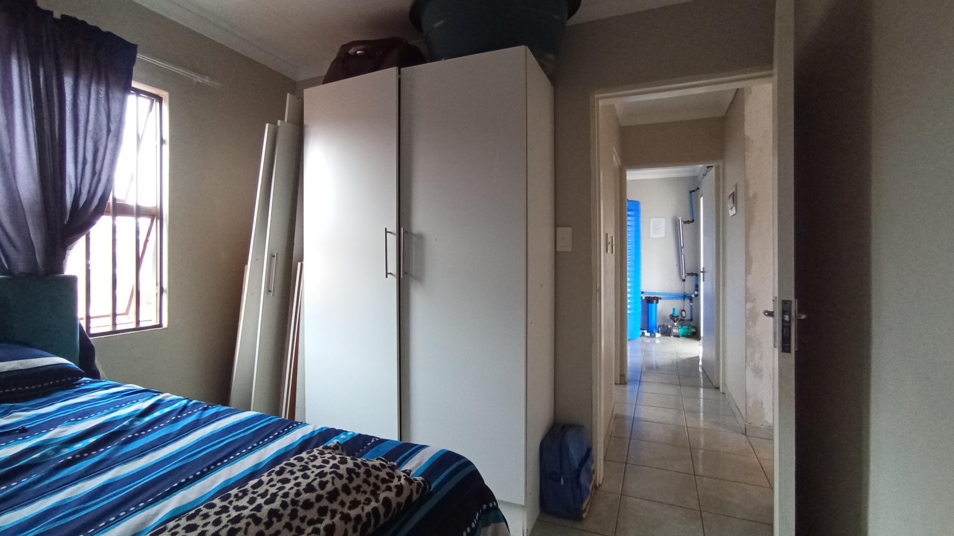 Bed Room 1 - 10 square meters of property in The Orchards
