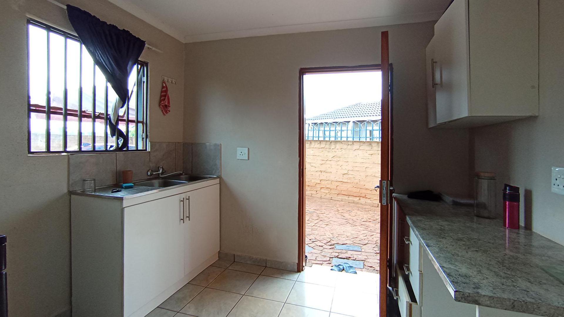 Kitchen - 8 square meters of property in The Orchards