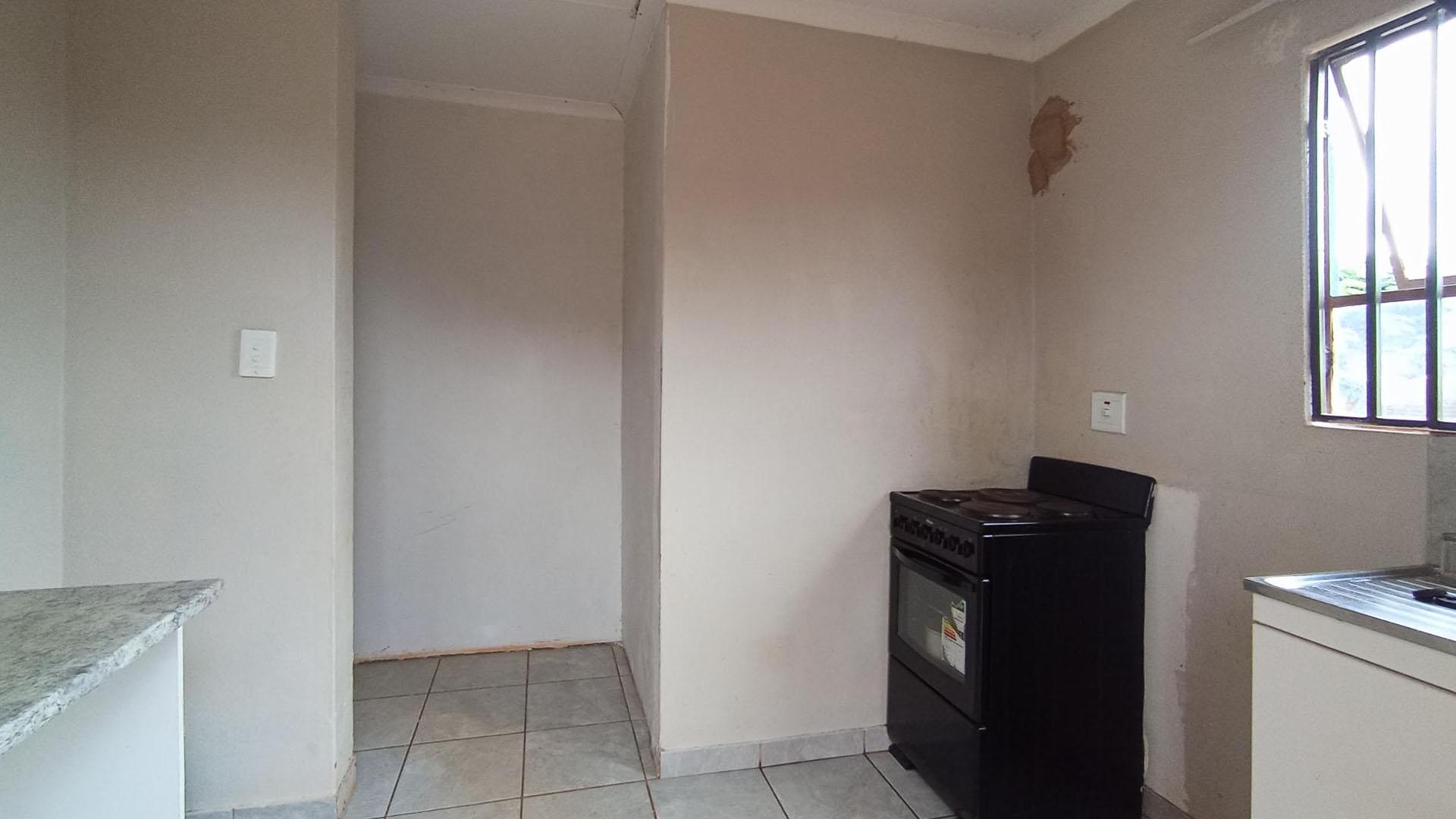 Kitchen - 8 square meters of property in The Orchards