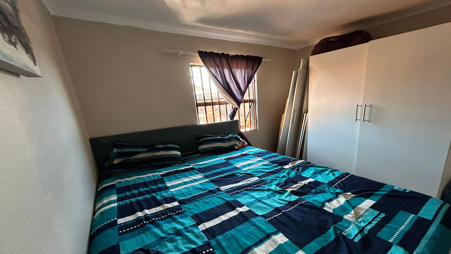 Bed Room 1 - 10 square meters of property in The Orchards