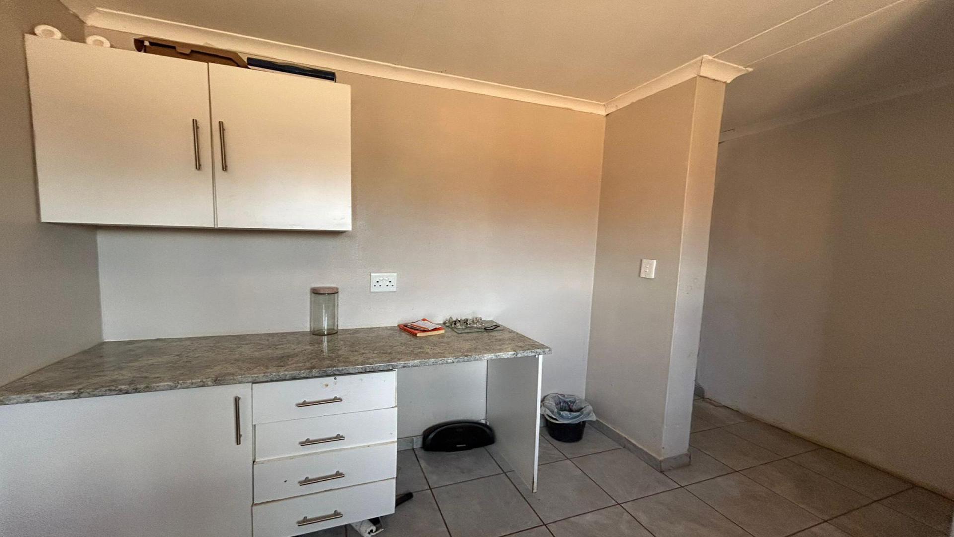 Kitchen - 8 square meters of property in The Orchards
