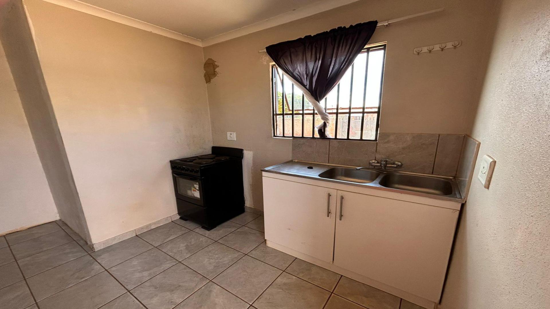 Kitchen - 8 square meters of property in The Orchards