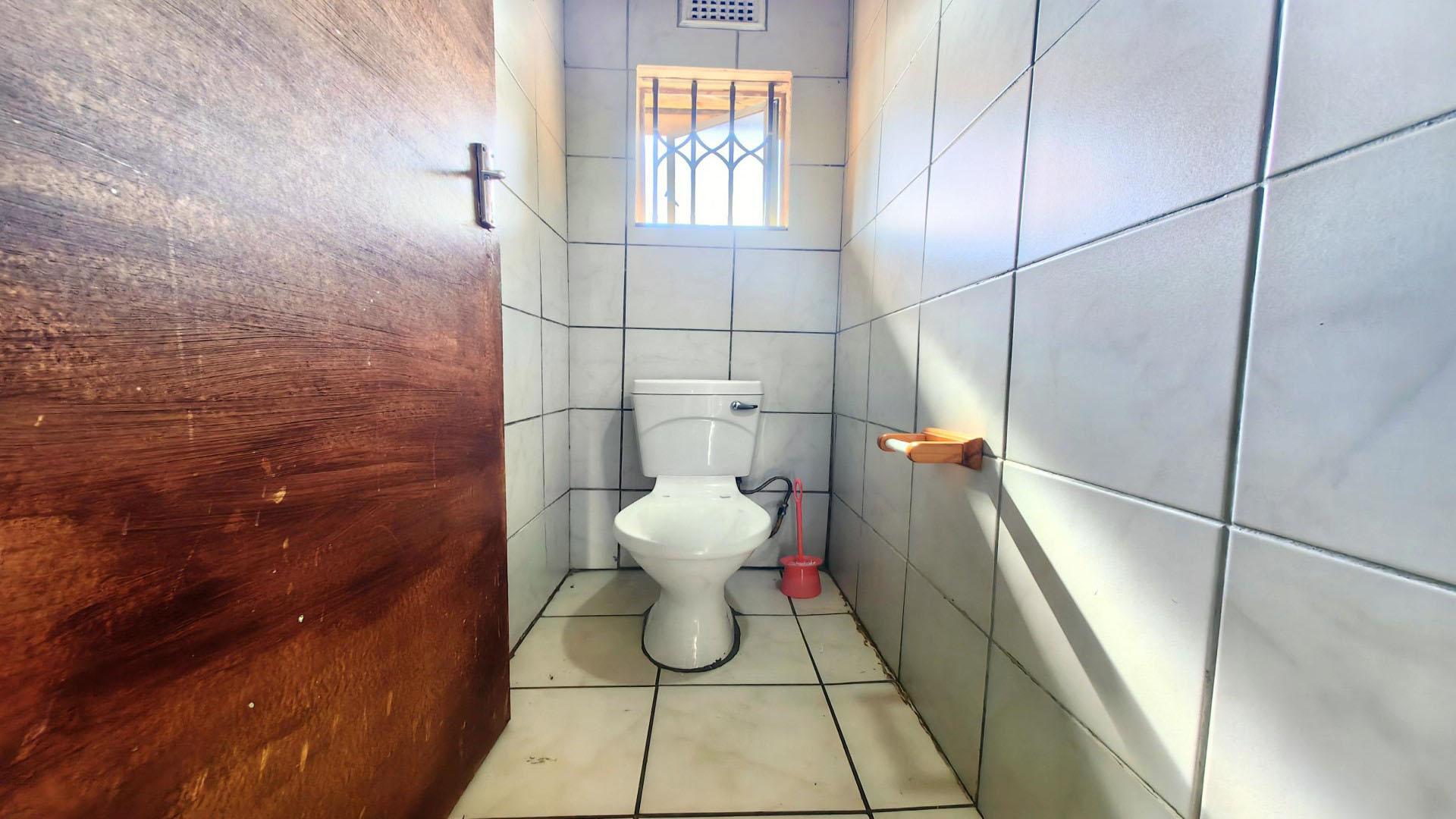 Bathroom 1 - 26 square meters of property in Pelham