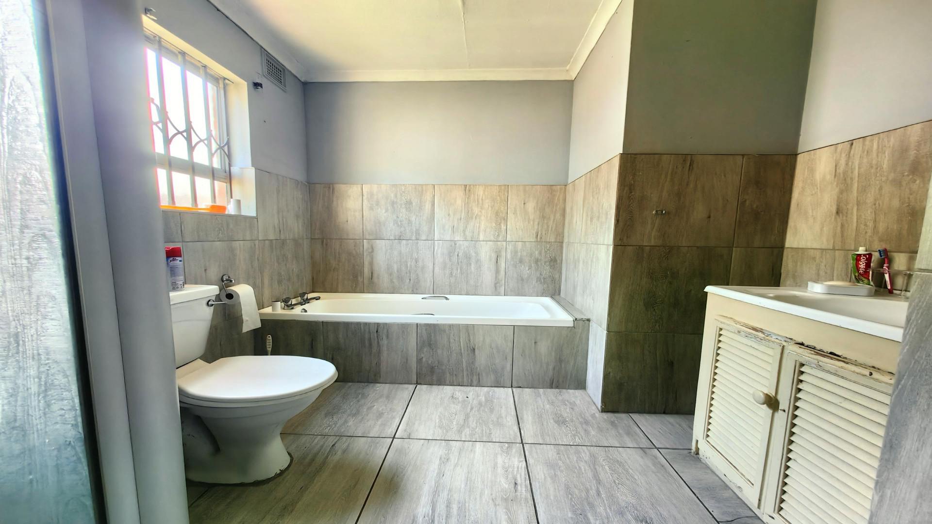 Main Bathroom - 7 square meters of property in Pelham