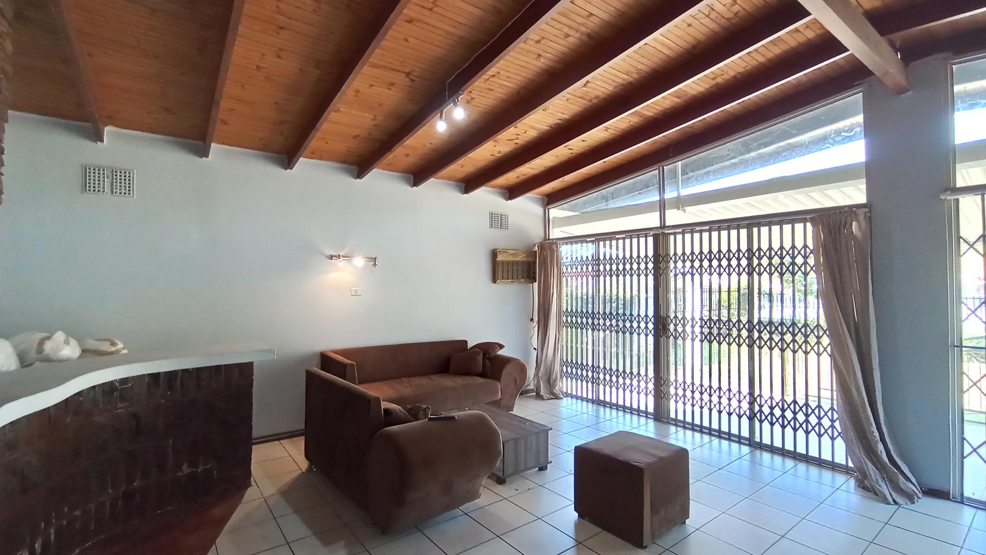 Lounges - 34 square meters of property in Pelham