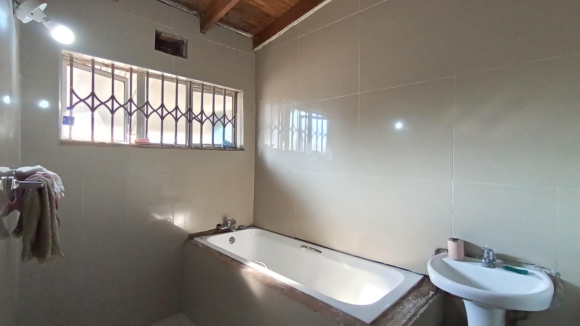Bathroom 1 - 26 square meters of property in Pelham