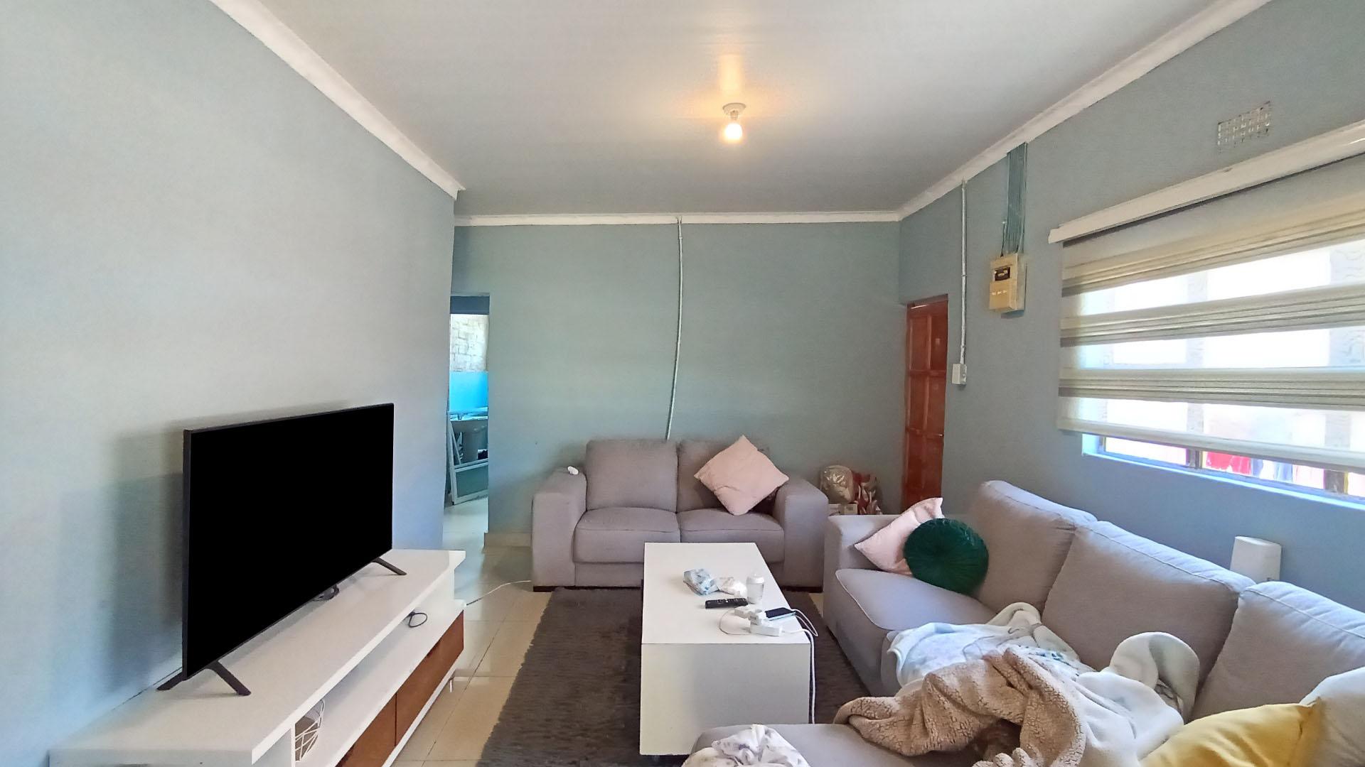 Lounges - 34 square meters of property in Pelham