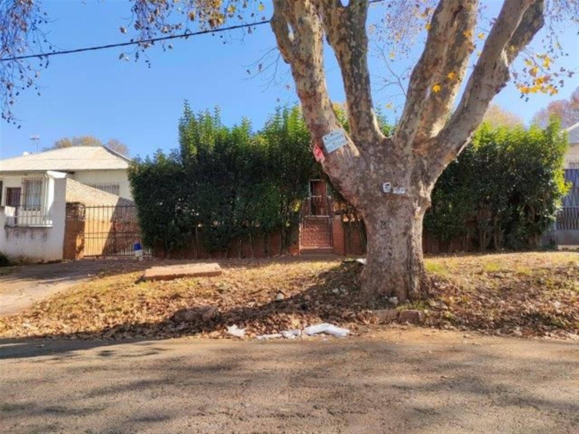 Front View of property in Bezuidenhout Valley