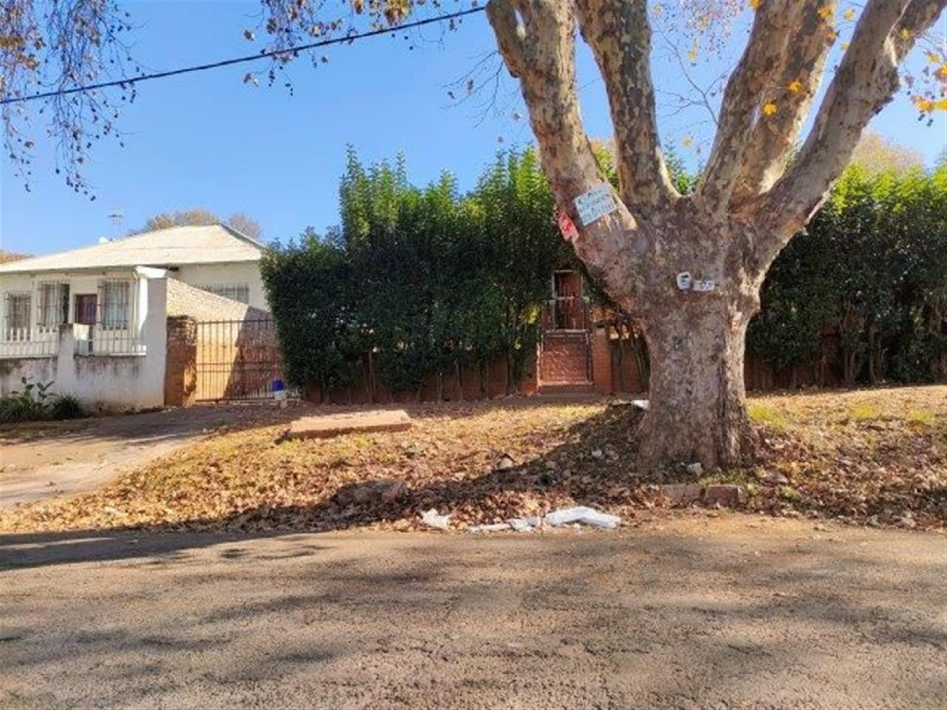 Front View of property in Bezuidenhout Valley